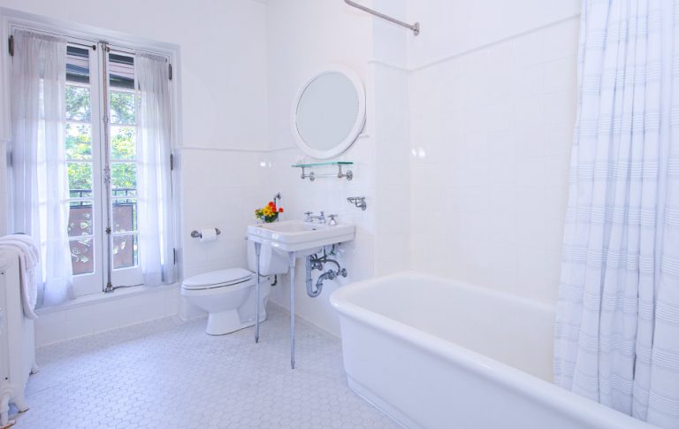 bathroom_red_bird_resort_retire