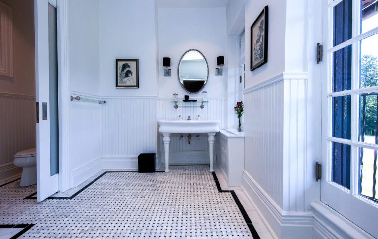 bathroom_white_red_bird_resort