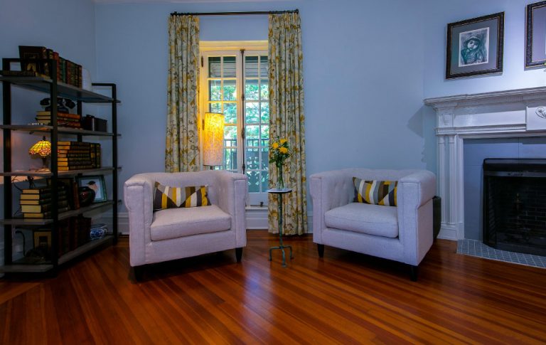 living_room_resort_red_bird