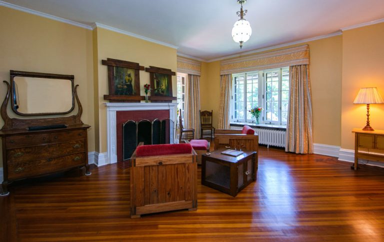 livingroom_red_bird_resort_retire